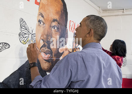 US-Präsident Barack Obama (vorne) und der First Lady Michelle Obama (Zurück) helfen, ein Wandgemälde mit Martin Luther King Jr. Farbe, an die Arbeitsplätze haben Vorrang Naylor Road Familie Schutz in Washington, DC, USA, 16. Januar 2017. US-Präsident Obama und die First Lady besucht ein service Event an der Arbeitsplätze haben Vorrang Naylor Road Familie Schutz für Martin Luther King Jr. Day. Stockfoto