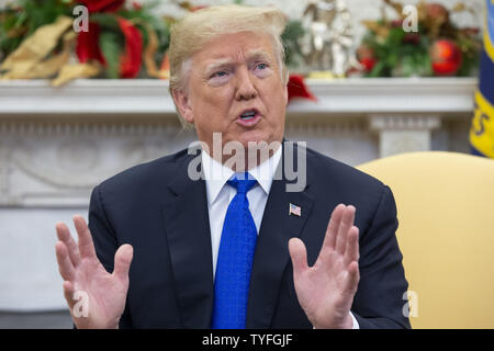 US-Präsident Donald J. Trumpf spricht beim Treffen mit der designierten US-Sprecher des Repräsentantenhauses Nancy Pelosi und US-Senat Minderheit Leader Chuck Schumer, im Oval Office des Weißen Hauses in Washington, DC, USA, 11. Dezember 2018. Trump, Pelosi und Schumer hatte eine Meinungsverschiedenheit über Grenz- und Herunterfahren der Regierung. Stockfoto