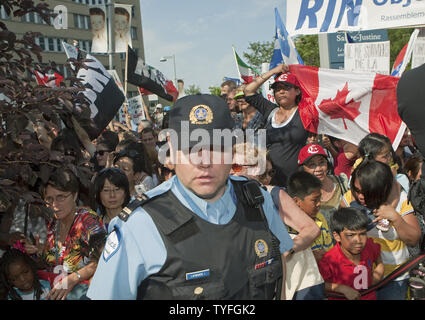 Eine Masse der Demonstranten Mischung mit der einladenden öffentlichen als Prinz William und seiner Frau Kate, der Herzog und die Herzogin von Cambridge, besuchen Sie die sainte-justine University Hospital Center während ihrer Royal tour in Montreal, Quebec, Juli 2, 2011. UPI/Heinz Ruckemann Stockfoto