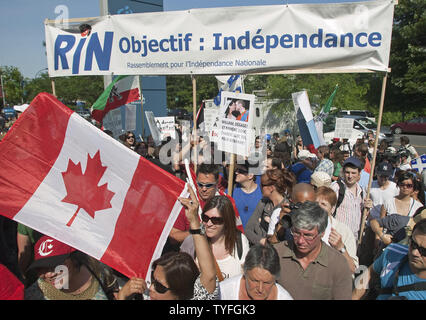 Eine Masse der Demonstranten Mischung mit der einladenden öffentlichen als Prinz William und seiner Frau Kate, der Herzog und die Herzogin von Cambridge, besuchen Sie die sainte-justine University Hospital Center während ihrer Royal tour in Montreal, Quebec, Juli 2, 2011. UPI/Heinz Ruckemann Stockfoto