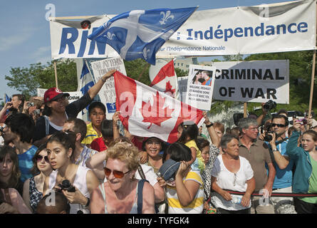 Eine Masse der Demonstranten Mischung mit der einladenden öffentlichen als Prinz William und seiner Frau Kate, der Herzog und die Herzogin von Cambridge, besuchen Sie die sainte-justine University Hospital Center während ihrer Royal tour in Montreal, Quebec, Juli 2, 2011. UPI/Heinz Ruckemann Stockfoto