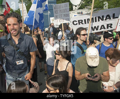 Eine Masse der Demonstranten Mischung mit der einladenden öffentlichen als Prinz William und seiner Frau Kate, der Herzog und die Herzogin von Cambridge, besuchen Sie die sainte-justine University Hospital Center während ihrer Royal tour in Montreal, Quebec, Juli 2, 2011. UPI/Heinz Ruckemann Stockfoto