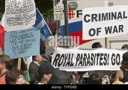 Eine Masse der Demonstranten Mischung mit der einladenden öffentlichen als Prinz William und seiner Frau Kate, der Herzog und die Herzogin von Cambridge, besuchen Sie die sainte-justine University Hospital Center während ihrer Royal tour in Montreal, Quebec, Juli 2, 2011. UPI/Heinz Ruckemann Stockfoto