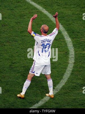 Frankreichs Zinedine Zidane feiert zählen die öffnung Ziel vom Elfmeterpunkt im Halbfinale der FIFA WM in München Deutschland am 5. Juli 2006. Frankreich besiegt Portugal mit 1:0. (UPI Foto/Christian Brunskill) Stockfoto