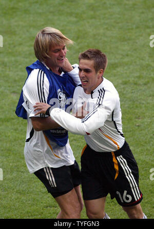 Deutschlands Phillipp Lahm (16) feiert ein Ziel mit einem Mannschaftskameraden in der Fußball-WM in München, Deutschland, am 9. Juni 2006. Deutschland besiegt Costa Rica 4-2. (UPI Foto/Arthur Thill) Stockfoto