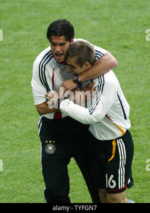 Deutschlands Phillipp Lahm (16) feiert ein Ziel mit Michael Ballack in der Fußball-WM in München, Deutschland, am 9. Juni 2006. Deutschland besiegt Costa Rica 4-2. (UPI Foto/Arthur Thill) Stockfoto