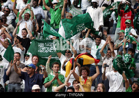 Saudi-arabien Fans feiern in der haupttribüne an der Fussball-WM gegen Tunesien in München, Deutschland, am 14. Juni 2006. Tunesien und Saudi-Arabien Band 2-2. (UPI Foto/Arthur Thill) Stockfoto
