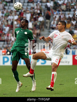 Saudi player Saud Kariri (14) kämpft für den ball mit der Tunesien Hamed Namouchi im World Cup Soccer Event in München, Deutschland, am 14. Juni 2006. Tunesien und Saudi-Arabien Band 2-2. (UPI Foto/Arthur Thill) Stockfoto