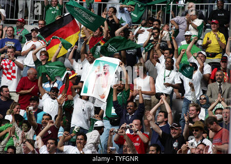 Saudi-arabien Fans feiern in der haupttribüne an der Fussball-WM gegen Tunesien in München, Deutschland, am 14. Juni 2006. Tunesien und Saudi-Arabien Band 2-2. (UPI Foto/Arthur Thill) Stockfoto