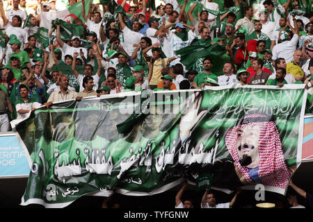 Saudi-arabien Fans feiern in der haupttribüne an der Fussball-WM gegen Tunesien in München, Deutschland, am 14. Juni 2006. Tunesien und Saudi-Arabien Band 2-2. (UPI Foto/Arthur Thill) Stockfoto