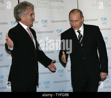 Der russische Präsident Wladimir Putin (R) wird durch Konferenzleiter Teltschik bei der 43. Konferenz für Sicherheitspolitik in München am 10. Februar 2007 begrüßt. (UPI Foto/Anatoli Zhdanov) Stockfoto