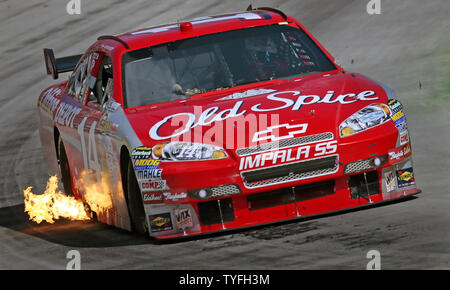 Tony Stewart kommt aus den drei während der Ausführung der NASCAR Goody schnelle Entlastung 500 Rennen in Martinsville Speedway in Martinsville, Virginia, 29. März 2009. März 29, 2009. Jimmie Johnson gewann mit Stewart an dritter Stelle. (UPI Foto/Karl DeBlaker) Stockfoto