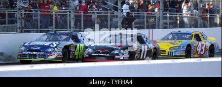 Jimmie Johnson (48) und Denny Hamlin (11) Rennen in den letzten Runden der U-Bahn 500 NASCAR Rennen in Martinsville Speedway in Martinsville, Virginia am 22. Oktober 2006. Johnson gewann das Rennen, gefolgt von Hamlin zu gewinnen. Bobby Labonte (43) wurde Dritter. (UPI Foto/Nell Redmond) Stockfoto