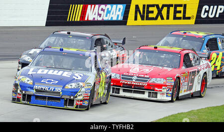 Jimmie Johnson (48) nutzt die runde Auto von Elliot Sadler (19), Denny Hamlin zu halten, Links und Jeff Gordan (24) spät in der Ausführung den Goody's 500 auf dem Martinsville Speedway, Sonntag, 1. April 2007, in Martinsville, VA. Johnson gewann das Rennen mit Gordon an zweiter Stelle. (UPI Foto/KARL B DEBLAKER) Stockfoto