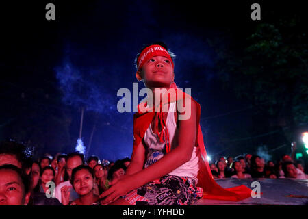 Unterstützer von Myanmar Opposition leader Aung San Suu Kyi Partei als sie Wahllokal watch zählt auf einem riesigen Bildschirm außerhalb der Parteizentrale in Yangon Am 8. November 2015. Millionen von Bürgern in Myanmar historischen Wahlen, dass Schub könnte Oppositionsführerin Aung San Suu Kyi's pro-demokratischen Partei an die Macht und das Land weg, und ziehen Sie sie aus dem Griff der militärischen gestimmt. Foto von Hongsar Ramonya/UPI Stockfoto