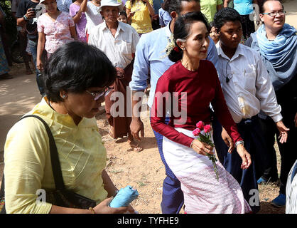 Myanmar pro-Democracy leader Aung San Suu Kyi ist mit Anhänger so gezeigt, wie sie besucht Wahllokale in ihrem Wahlkreis Kawhmu Gemeinde November 8, 2015. Millionen von Bürgern in Myanmar historischen Wahlen, dass Schub könnte Oppositionsführerin Aung San Suu Kyi's pro-demokratischen Partei an die Macht und das Land weg, und ziehen Sie sie aus dem Griff der militärischen gestimmt. Foto von Hongsar Ramonya/UPI Stockfoto