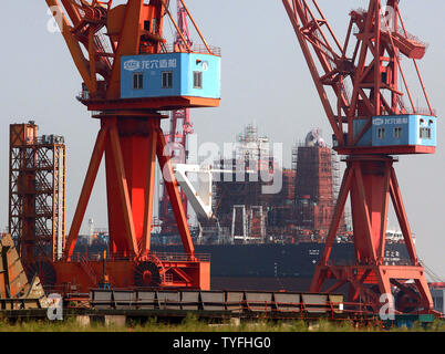 Schiffe sind auf massiven Guangzhou Longxue Schiffbau Konglomerat's Dockyard in Nansha, einer größeren Stadt in der südchinesischen Provinz Guangdong am 24. Oktober 2013 errichtet. Longxue zielt darauf ab, zu einem der führenden Werften der Welt wie China seinen Stoß führend im globalen Schiffbau zu werden erhöht. UPI/Stephen Rasierer Stockfoto