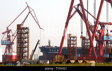 Schiffe sind auf massiven Guangzhou Longxue Schiffbau Konglomerat's Dockyard in Nansha, einer größeren Stadt in der südchinesischen Provinz Guangdong am 24. Oktober 2013 errichtet. Longxue zielt darauf ab, zu einem der führenden Werften der Welt wie China seinen Stoß führend im globalen Schiffbau zu werden erhöht. UPI/Stephen Rasierer Stockfoto