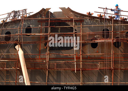 Schiffe sind auf massiven Guangzhou Longxue Schiffbau Konglomerat's Dockyard in Nansha, einer größeren Stadt in der südchinesischen Provinz Guangdong am 24. Oktober 2013 errichtet. Longxue zielt darauf ab, zu einem der führenden Werften der Welt wie China seinen Stoß führend im globalen Schiffbau zu werden erhöht. UPI/Stephen Rasierer Stockfoto