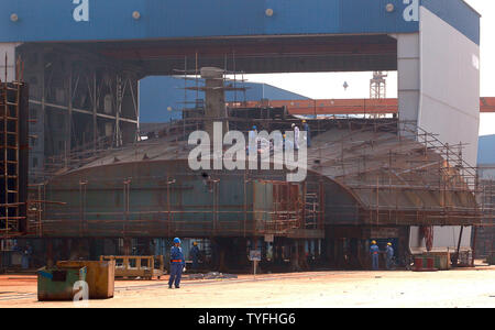 Schiffe sind auf massiven Guangzhou Longxue Schiffbau Konglomerat's Dockyard in Nansha, einer größeren Stadt in der südchinesischen Provinz Guangdong am 24. Oktober 2013 errichtet. Longxue zielt darauf ab, zu einem der führenden Werften der Welt wie China seinen Stoß führend im globalen Schiffbau zu werden erhöht. UPI/Stephen Rasierer Stockfoto