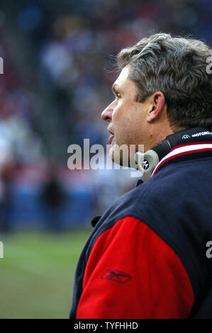 Rechnungen Cheftrainer Gregg Williams kann nur so aussehen, als seine Mannschaft in den letzten Momenten des Spiels auf den 14. Dezember 2003 ist fehlgeschlagen. Williams ist unter erheblichen Druck in Buffalo für sein Team Management und Coaching Stil. (UPI Foto/Morris Abernathy) Stockfoto