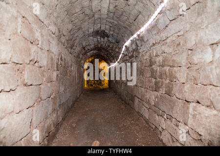 Blick auf die schmale Passage, dass die Exeter unterirdischen Gänge und Tunnel Netzwerk der alten Schnitt und Abdeckung Tunnel bildet. Exeter. Großbritannien (109) Stockfoto