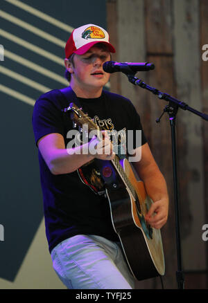 Country Musik Künstler Travis Denning führt während der CMA Music Festival in Nashville am 14. Juni 2015. Foto von John Sommers II/UPI Stockfoto