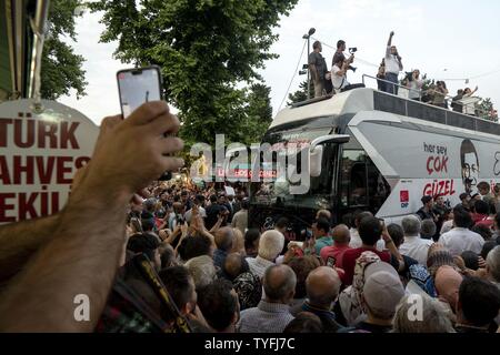 Istanbul, Türkei. Juni, 2019 21. Sehr große Masse der Fans während der Sitzung. KWK Istanbuls Oberbürgermeister Kandidat Ekrem? Mamo?lu, mit KWK-Führer Kemal K?l??lu çdaro, ein Treffen in Eyup Bezirk gehalten, vor der Neuwahl für 23. Juni geplant. Wie bei der vorherigen Wahl, am 31. März gehalten und durch Irmer besiegen besiegt AKP-Kandidat Binali Yildirim gewann, wurden aufgehoben, die vom Obersten Rat, Wahl einer zweiten Wahl genannt worden war. Credit: Valeria Ferraro/SOPA Images/ZUMA Draht/Alamy leben Nachrichten Stockfoto
