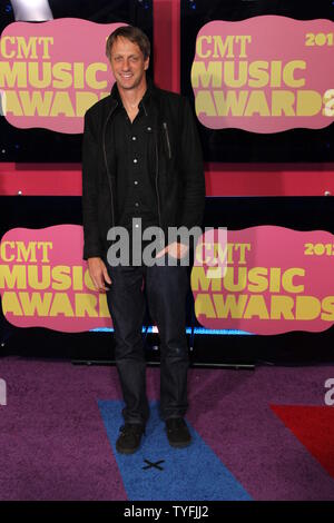 Tony Hawk kommt auf den roten Teppich für die CMT Music Awards 2012 in Nashville am 6. Juni 2012. UPI/Terry Wyatt Stockfoto