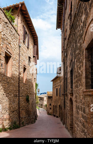 Die engen, gewundenen Straße in der mittelalterlichen Stadt San Gimignano, Toskana, Italien Stockfoto