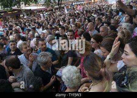 Istanbul, Türkei. Juni, 2019 21. Sehr große Masse der Fans während der Sitzung. KWK Istanbuls Oberbürgermeister Kandidat Ekrem? Mamo?lu, mit KWK-Führer Kemal K?l??lu çdaro, ein Treffen in Eyup Bezirk gehalten, vor der Neuwahl für 23. Juni geplant. Wie bei der vorherigen Wahl, am 31. März gehalten und durch Irmer besiegen besiegt AKP-Kandidat Binali Yildirim gewann, wurden aufgehoben, die vom Obersten Rat, Wahl einer zweiten Wahl genannt worden war. Credit: Valeria Ferraro/SOPA Images/ZUMA Draht/Alamy leben Nachrichten Stockfoto