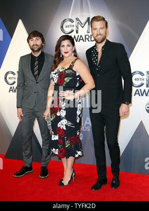 Country Musik Künstler Dave Haywood, Hillary Scott und Charles Kelley mit der Gruppe Lady Antebellum ankommen auf dem roten Teppich an der 2015 CMA-Awards in Nashville am 4. November 2015. Foto von John Sommers II/UPI Stockfoto