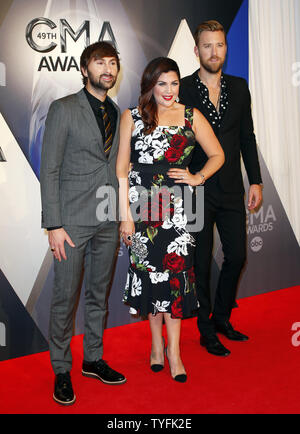 Country Musik Künstler Dave Haywood, Hillary Scott und Charles Kelley mit der Gruppe Lady Antebellum ankommen auf dem roten Teppich an der 2015 CMA-Awards in Nashville am 4. November 2015. Foto von John Sommers II/UPI Stockfoto