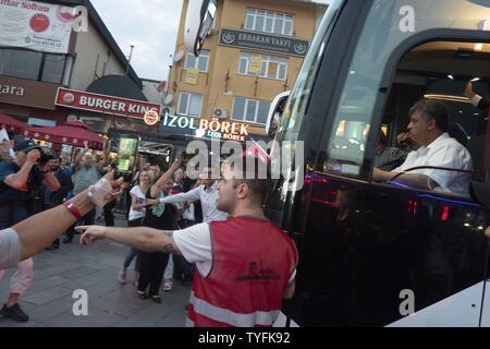 Istanbul, Türkei. Juni, 2019 21. Irmer's Bus Fortschritte durch die Menge während der Sitzung. KWK Istanbuls Oberbürgermeister Kandidat Ekrem? Mamo?lu, mit KWK-Führer Kemal K?l??lu çdaro, ein Treffen in Eyup Bezirk, vor der Neuwahl für 23. Juni geplant. Wie bei der vorherigen Wahl, am 31. März gehalten und durch Irmer besiegen besiegt AKP-Kandidat Binali Yildirim gewann, wurden aufgehoben, die vom Obersten Rat, Wahl einer zweiten Wahl genannt worden war. Credit: Valeria Ferraro/SOPA Images/ZUMA Draht/Alamy leben Nachrichten Stockfoto