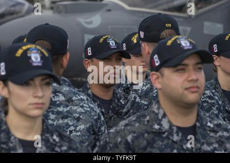 Ozean (Nov. 7, 2016) Petty Officer 1st Class Harley Mar Aldave, von Las Vegas aus, spricht mit USS Makin Island (LHD 8) befehlshabenden Offizier, Kapitän Mark Melson während einer einheitlichen Kontrolle auf dem Flugdeck des Amphibious Assault Ship. Makin Island, das Flaggschiff der Makin Island Amphibious Ready-Gruppe, die in den USA 7 Flotte Fläche von Operationen mit dem begonnen 11 Marine Expeditionary Unit zur Unterstützung der Sicherheit und Stabilität in der Indo-Asia-Pazifik-Region. Stockfoto