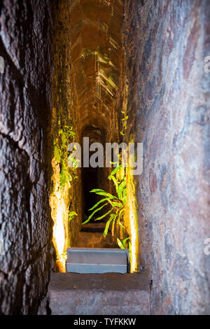 Blick auf die schmale Passage, dass die Exeter unterirdischen Gänge und Tunnel Netzwerk der alten Schnitt und Abdeckung Tunnel bildet. Exeter. Großbritannien (109) Stockfoto