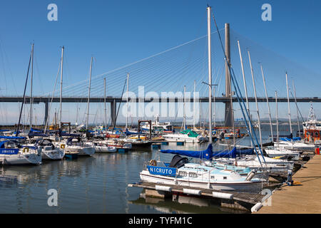 Port Edgar Marina, mit Queensferry Crossing Road Bridge im Hintergrund, Queensferry, Schottland, UK Stockfoto