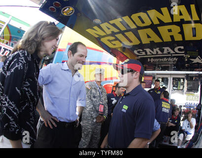 New Yorker Gouverneur Eliot Spitzer mit seiner Frau Silda sprechen Sie mit Casey Mears vor Beginn der Hauptmann Boote am Watkins Glen International Racetrack in Watkins Glen, New York am 12. August 2007. (UPI Foto/Jerome Davis) Stockfoto