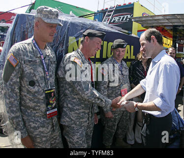 New Yorker Gouverneur Eliot Spitzer hält mehrere Mitglieder der Nationalen Schutz vor Beginn der Hauptmann Boote an die Glens in Watkins Glen International Racetrack in Watkins Glen, New York am 12. August 2007 zu begrüßen. (UPI Foto/Jerome Davis) Stockfoto