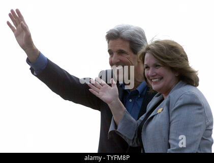 Massachusetts Senator und demokratischen Präsidentschaftskandidaten John Kerry und Elizabeth Edwards, die Ehefrau des stellvertretenden Präsidentschaftskandidaten John Edwards, Wave, Anhänger, wie Sie zum Flughafen Raleigh-Durham in Raleigh, N.C. am 10. Juli 2004 Für eine Kundgebung auf dem Campus der North Carolina State University. (UPI Foto/Nell Redmond) Stockfoto