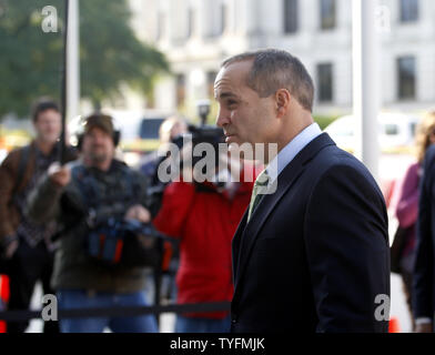 Andrew Young, ehemaliger Berater von ehemaligen US-Senator und Präsidentschaftskandidat John Edwards, kommt beim Bundesgerichtshof in Greensboro, North Carolina, am 24. April 2012. Junge ist ein wichtiger Zeuge der Anklage wie John Edwards ist der Verletzung des Bundes Kampagne Finanzierung Gesetze vorgeworfen. UPI/Nell Redmond Stockfoto
