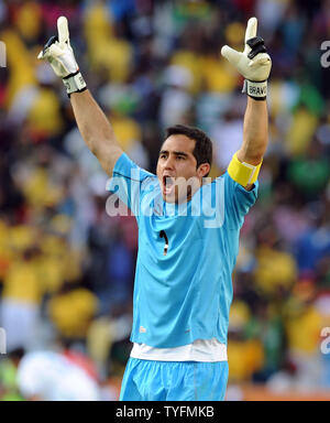 Claudio Bravo von Chile feiert seine Seite der Öffnung Ziel während der Gruppe H Gleiches am Mbombela Stadium, Nelspruit, Südafrika am 16. Juni 2010. UPI/Chris Brunskill Stockfoto