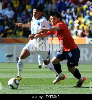 Ramon Nunez von Honduras und Gary Medel von Chile während der Gruppe H Gleiches am Mbombela Stadium, Nelspruit, Südafrika am 16. Juni 2010. UPI/Chris Brunskill Stockfoto