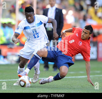 Edgar Alvarez von Honduras und Arturo Vidal von Chile während der Gruppe H Gleiches am Mbombela Stadium, Nelspruit, Südafrika am 16. Juni 2010. UPI/Chris Brunskill Stockfoto