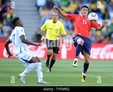 Edgar Alvarez von Honduras und Rodrigo Millar von Chile während der Gruppe H Gleiches am Mbombela Stadium, Nelspruit, Südafrika am 16. Juni 2010. UPI/Chris Brunskill Stockfoto