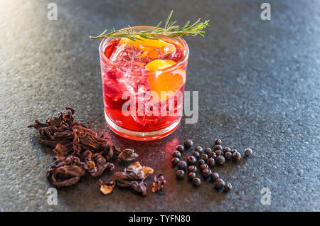 Wunderschöne Hibiskus kombucha Cocktail mit Gin und Wodka, mit Rosmarin Zweig eingerichtet. Stockfoto