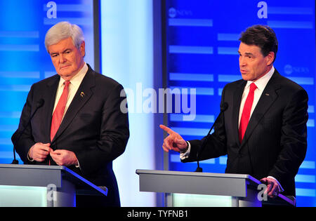 Der republikanische Präsidentschaftskandidat Rick Perry (R) spricht neben Newt Gingrich in den ABC News, Yahoo! Nachrichten, WMUR republikanischen Präsidentendebatte auf dem Campus der hl. Anselm College in Manchester, New Hampshire am 7. Januar 2011. New Hampshire halten das First-in-der-Nation primär am 10. Januar. UPI/Kevin Dietsch Stockfoto