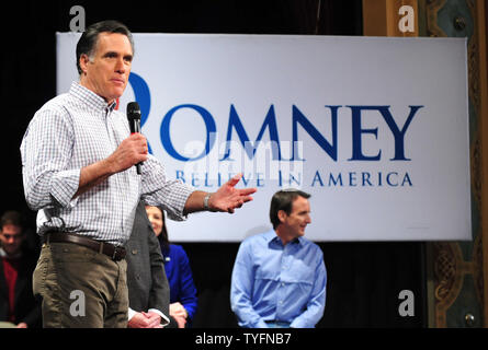 Der republikanische Präsidentschaftskandidat Mitt Romney spricht auf der Kundgebung auf dem Rochester Opera House in Rochester, New Hampshire am 8. Januar 2012. Romney war auf der Bühne von ehemaligen reg. Tim Pawlenty (R-MN). UPI/Kevin Dietsch Stockfoto