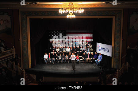 Der republikanische Präsidentschaftskandidat Mitt Romney spricht auf der Kundgebung auf dem Rochester Opera House in Rochester, New Hampshire am 8. Januar 2012. UPI/Kevin Dietsch Stockfoto