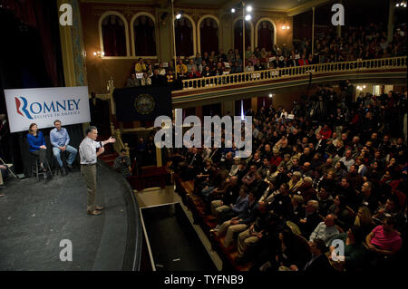 Der republikanische Präsidentschaftskandidat Mitt Romney spricht auf der Kundgebung auf dem Rochester Opera House in Rochester, New Hampshire am 8. Januar 2012. UPI/Kevin Dietsch Stockfoto